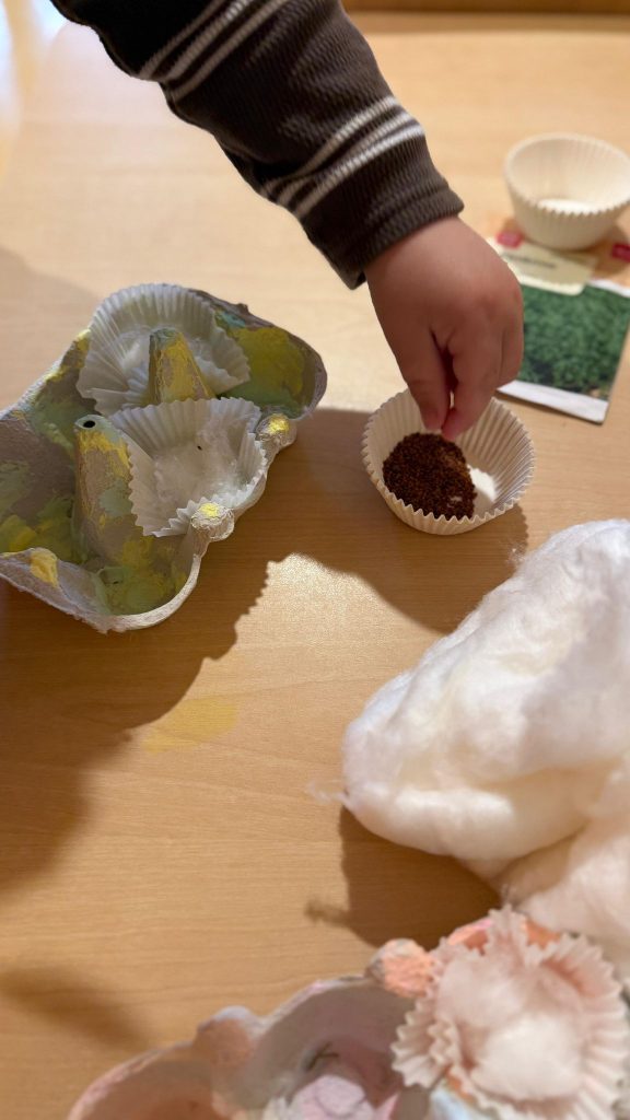 Osterbasteln in der Krippe mit Eltern und Kindern