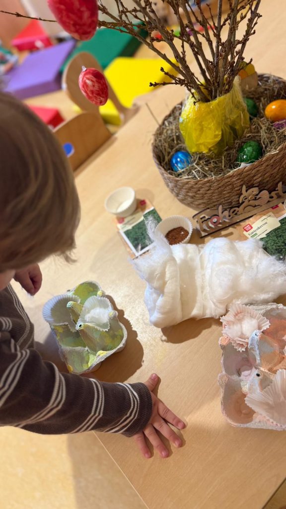 Osterbasteln in der Krippe mit Eltern und Kindern