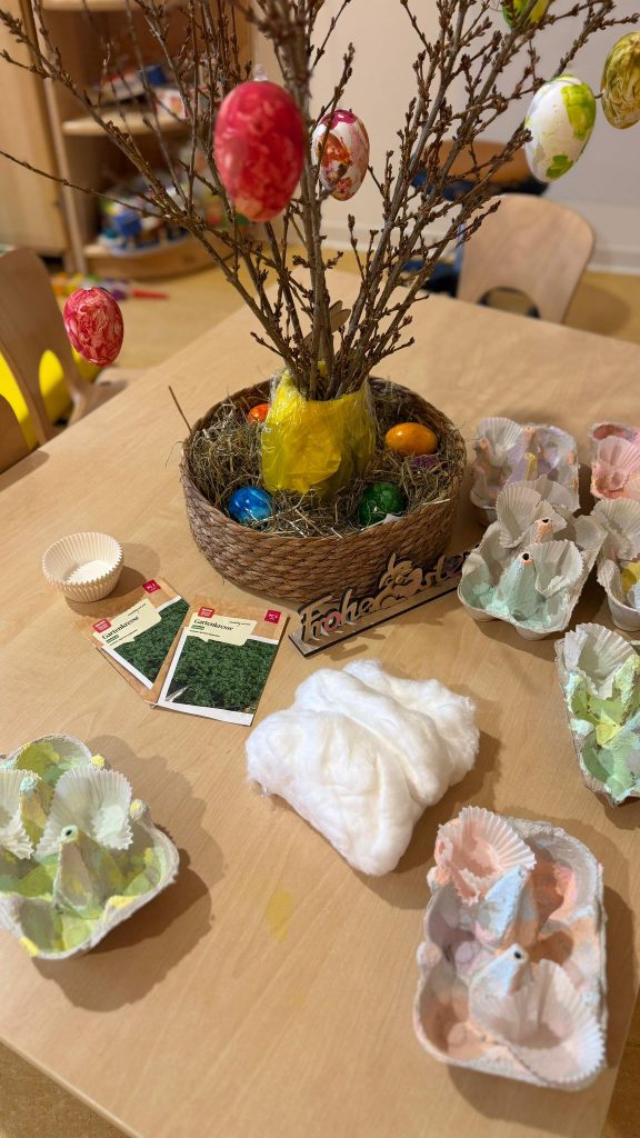 Osterbasteln in der Krippe mit Eltern und Kindern