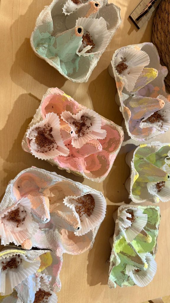 Osterbasteln in der Krippe mit Eltern und Kindern