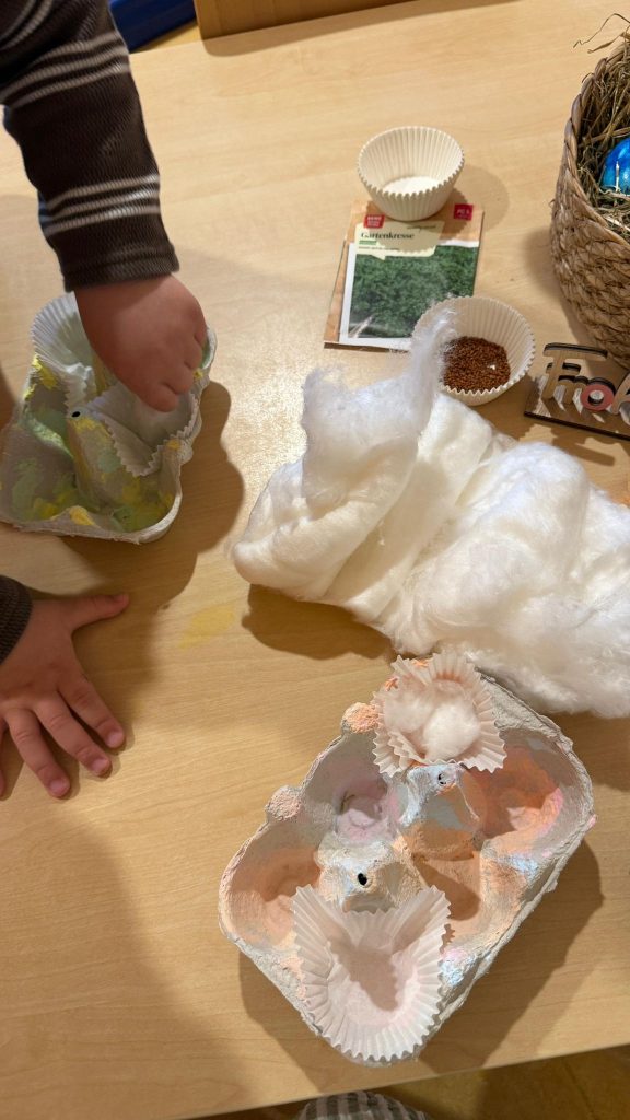 Osterbasteln in der Krippe mit Eltern und Kindern