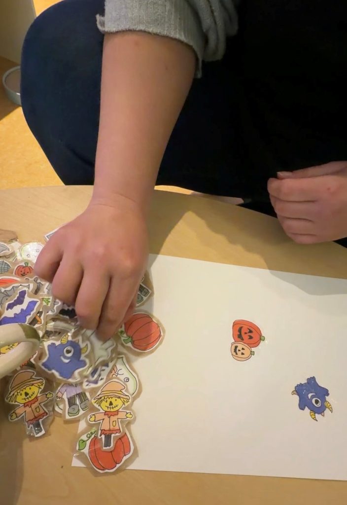 Was haben Backpapier, Tesafilm und kleine Halloween-Monster gemeinsam?