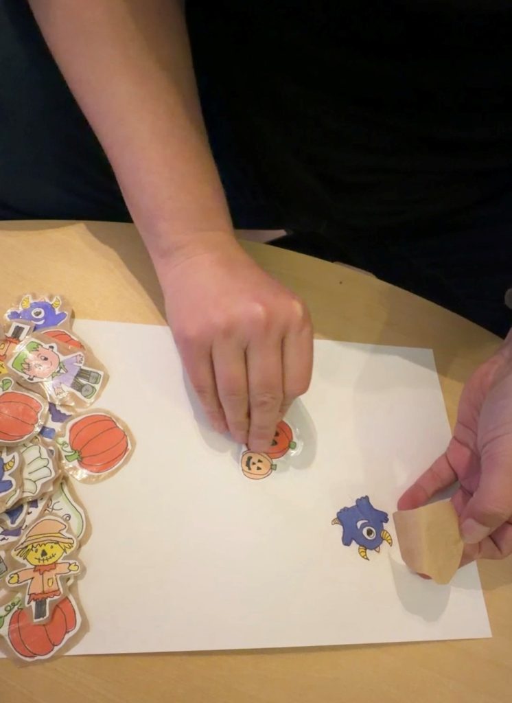 Was haben Backpapier, Tesafilm und kleine Halloween-Monster gemeinsam?