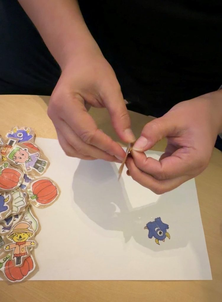 Was haben Backpapier, Tesafilm und kleine Halloween-Monster gemeinsam?