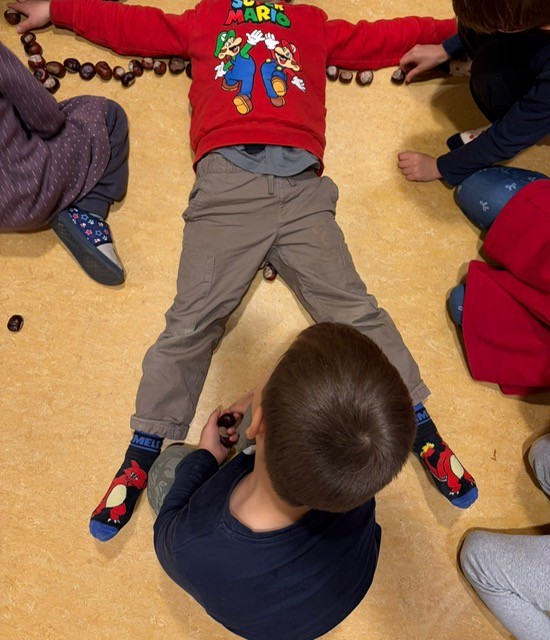 Unsere Körperumrisse aus Kastanien