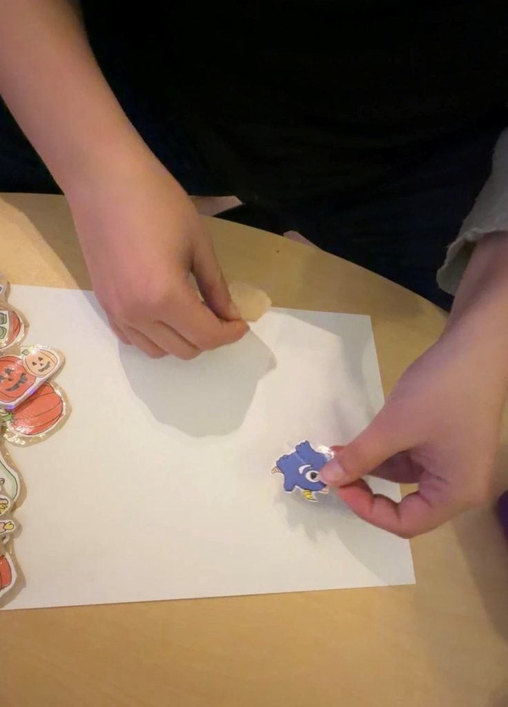 Was haben Backpapier, Tesafilm und kleine Halloween-Monster gemeinsam?