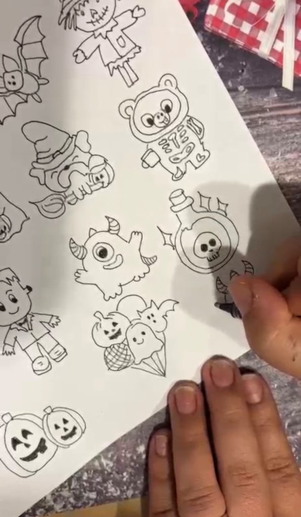 Was haben Backpapier, Tesafilm und kleine Halloween-Monster gemeinsam?